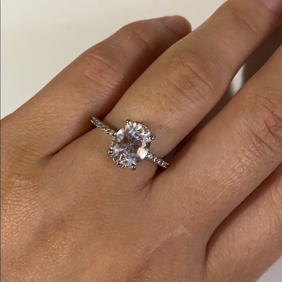 Gorgeous 925 Silver Oval Cut White Sapphire Ring - Picture 5 of 6